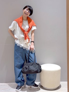 「LEPSIM（レプシィム）の撥水ポケットボストン　643377（ボストンバッグ、ブラック系）」を使った、おふくさん（レディース）の春コーディネート