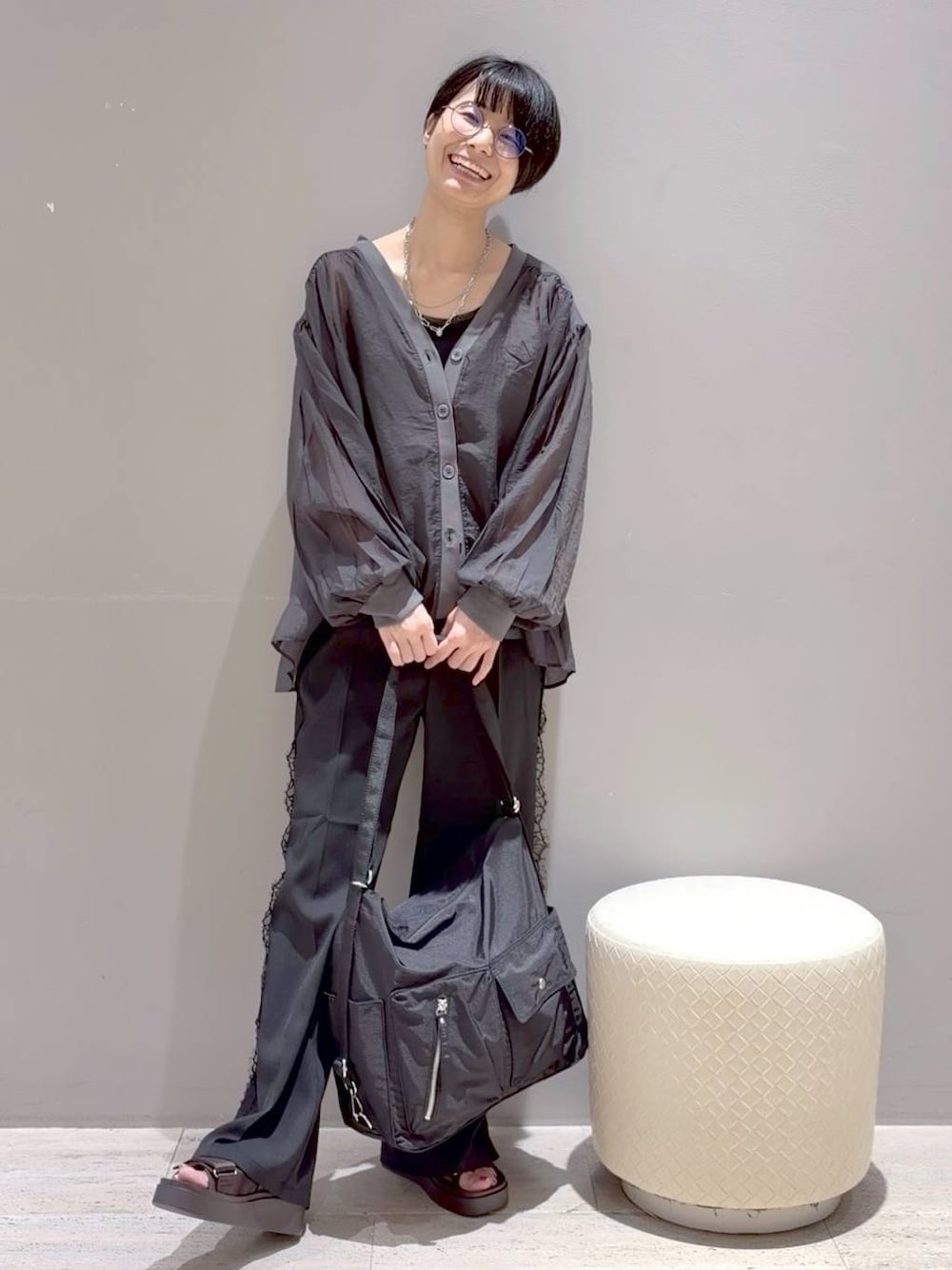 ブラック系のその他パンツ、ブラック系のショルダーバッグ、グレー系のシャツ/ブラウスを着用したレディースの夏コーディネートの1枚目の写真