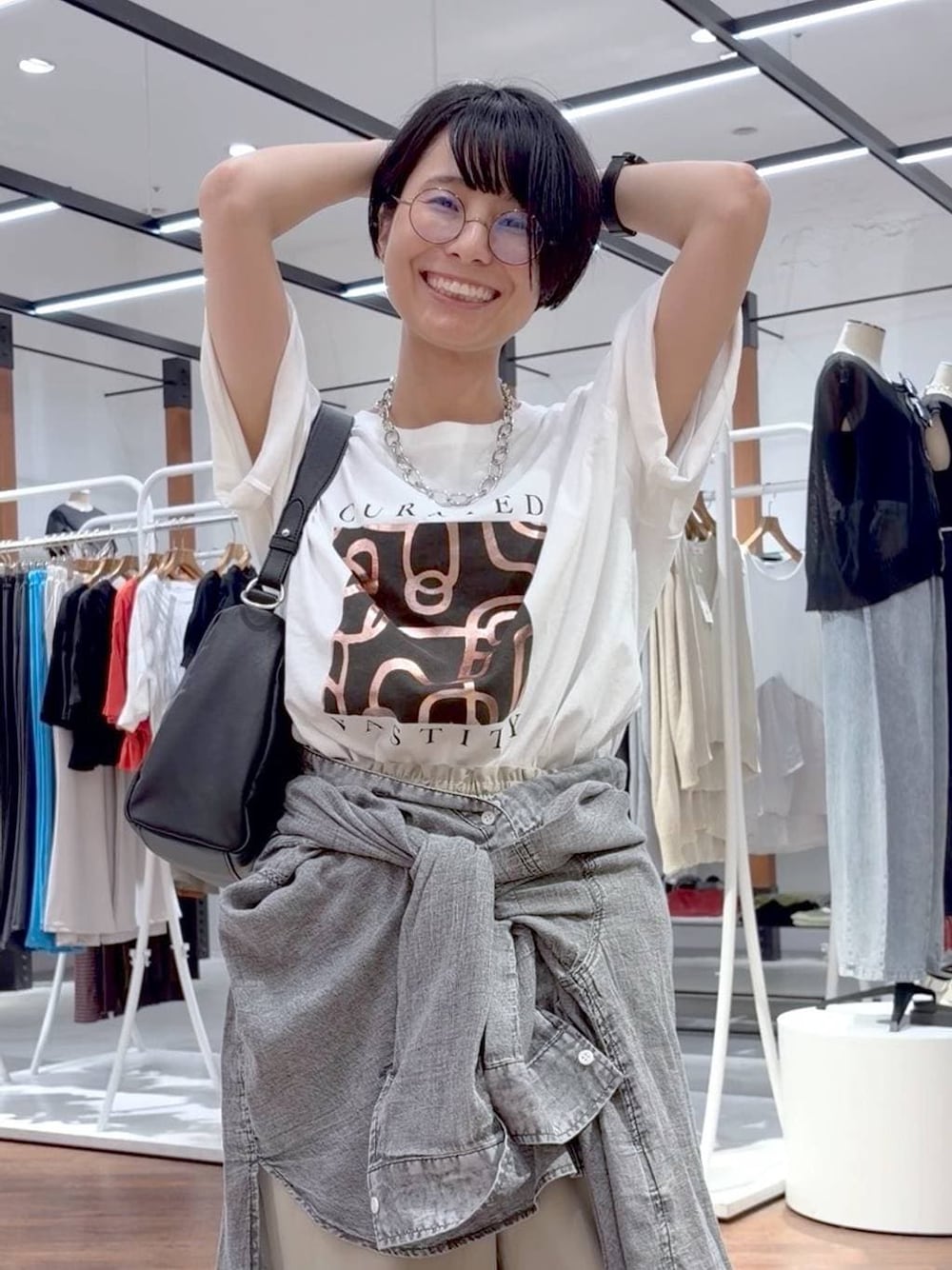 ブラック系のサンダル、グレー系のシャツ/ブラウス、ベージュ系のその他パンツを着用したレディースの夏コーディネートの1枚目の写真