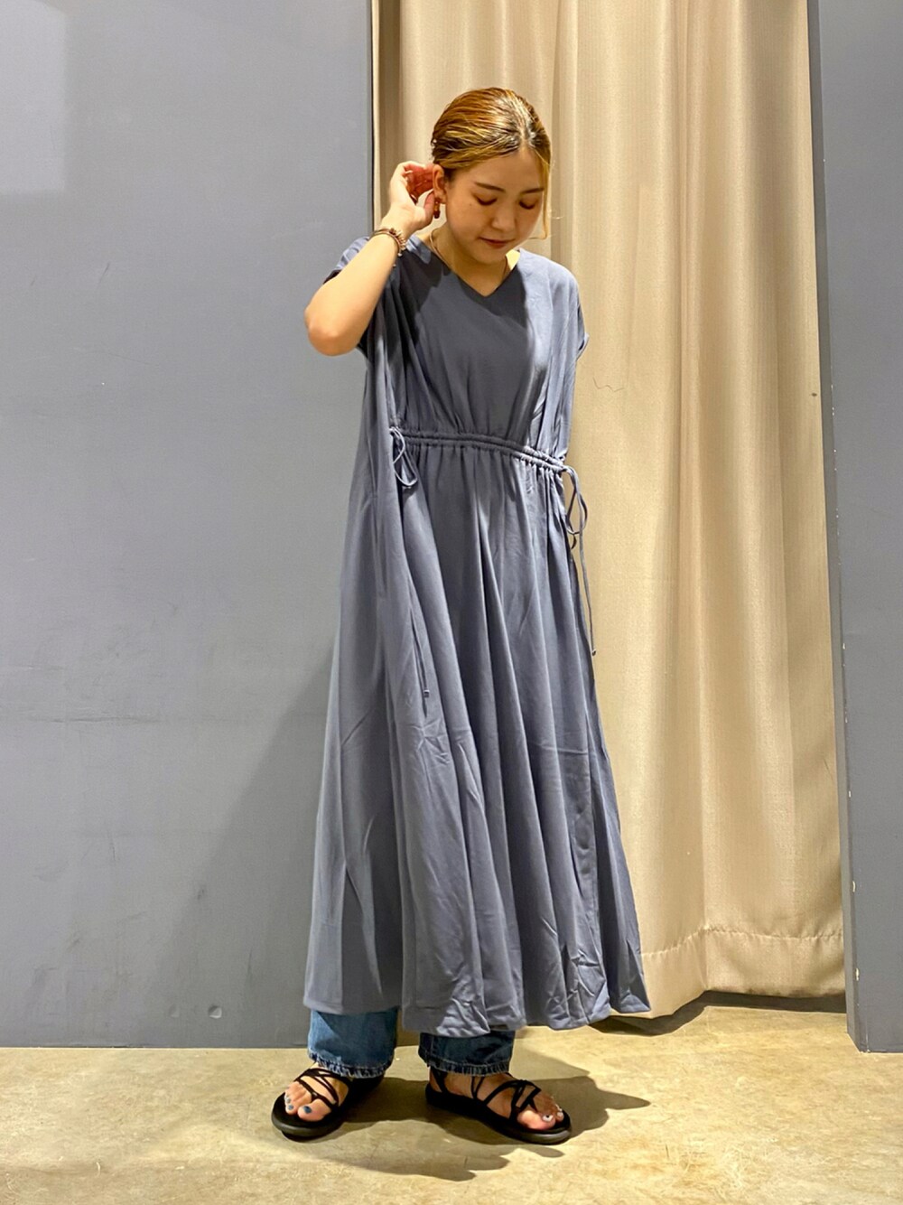 ブルー系のワンピース、ブルー系のデニムパンツ、ブラック系のサンダルを着用したレディースの夏コーディネートの1枚目の写真