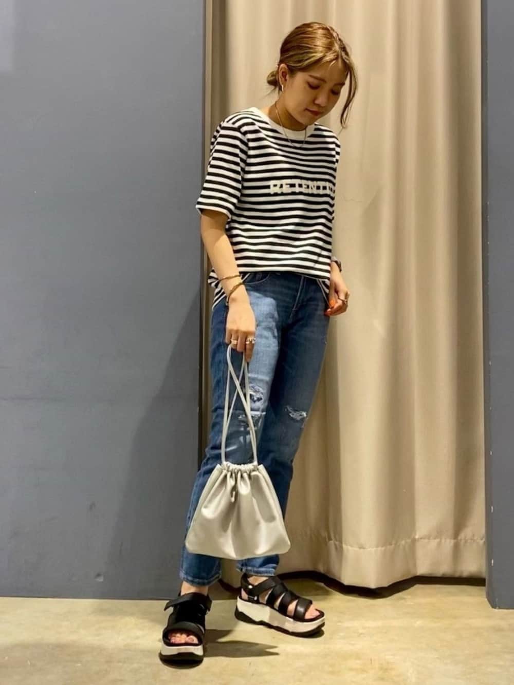 その他のTシャツ/カットソー、ブルー系のデニムパンツ、シルバー系のショルダーバッグを着用したレディースの夏コーディネートの1枚目の写真