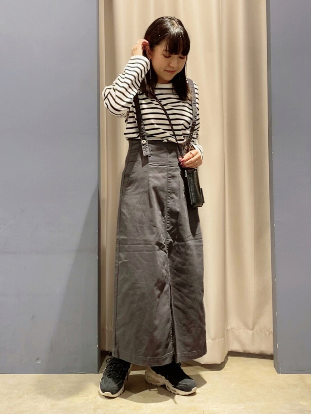 その他のTシャツ/カットソー、グレー系のスカート、ブラック系のショルダーバッグを着用したレディースの秋コーディネートの1枚目の写真