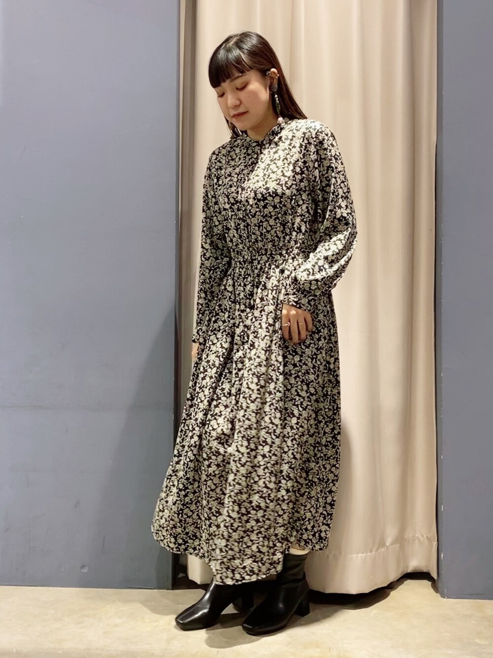 その他のワンピース、ブラック系のブーツ、ブラック系のカーディガン/ボレロを着用したレディースの冬コーディネートの1枚目の写真