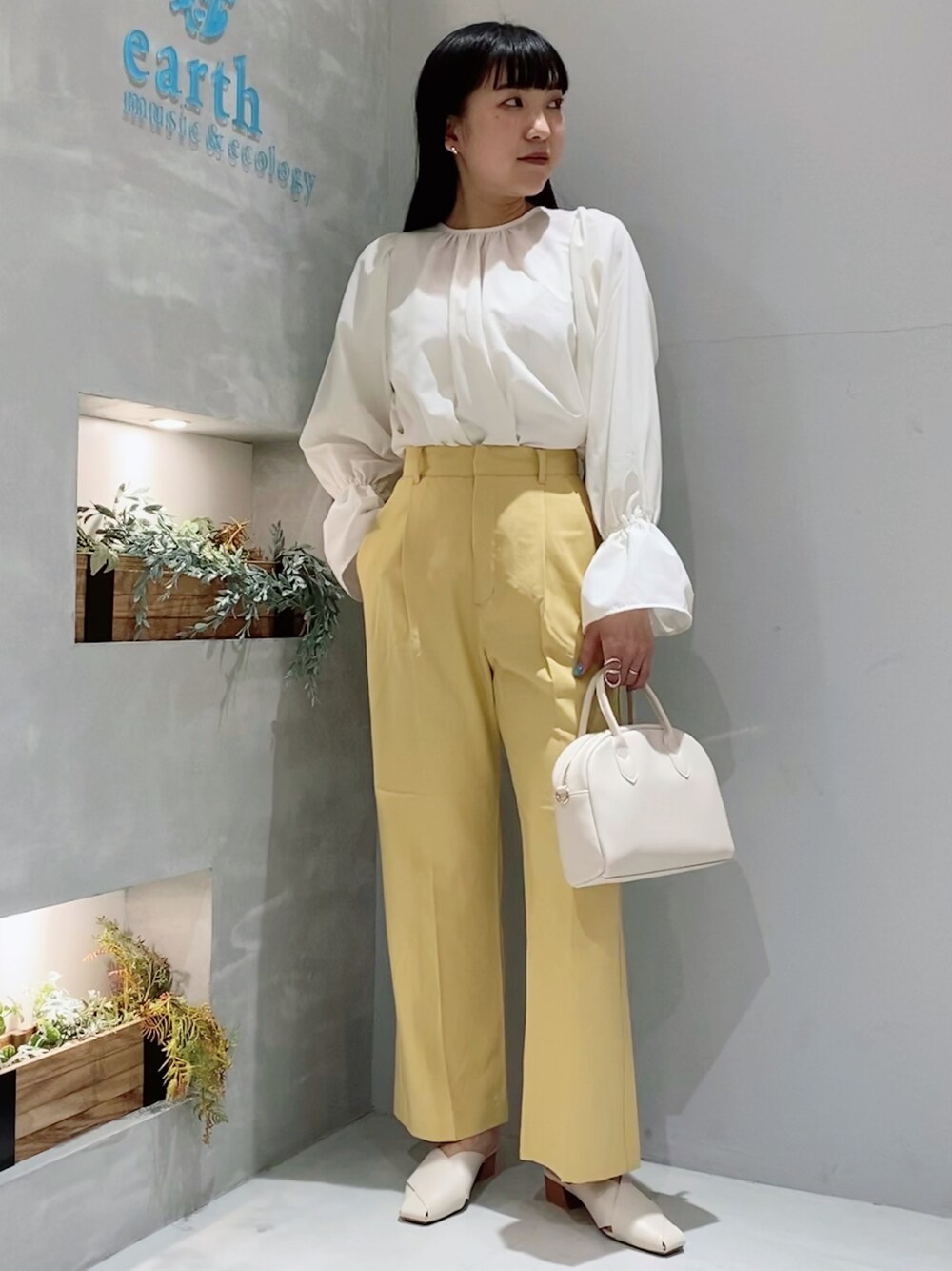 ホワイト系のシャツ/ブラウス、イエロー系のその他パンツ、ホワイト系のトートバッグを着用したレディースの春コーディネートの1枚目の写真