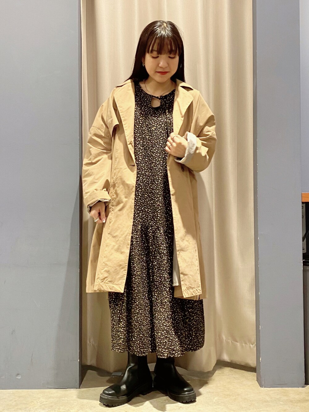 「ワンピース、ビッグシルエット、トレンチコート、秋のコーデ、サイドゴアブーツ、大人コーデ、ワンピーススタイル、ハナガラワンピース、AMERICAN HOLIC、アメリカンホリック」｜「AMERICAN HOLICのティアード切り替えワンピース（ワンピース/ドレス、その他）」を使った、ゆいさん（レディース・156cm）の秋コーディネートの1枚目の写真