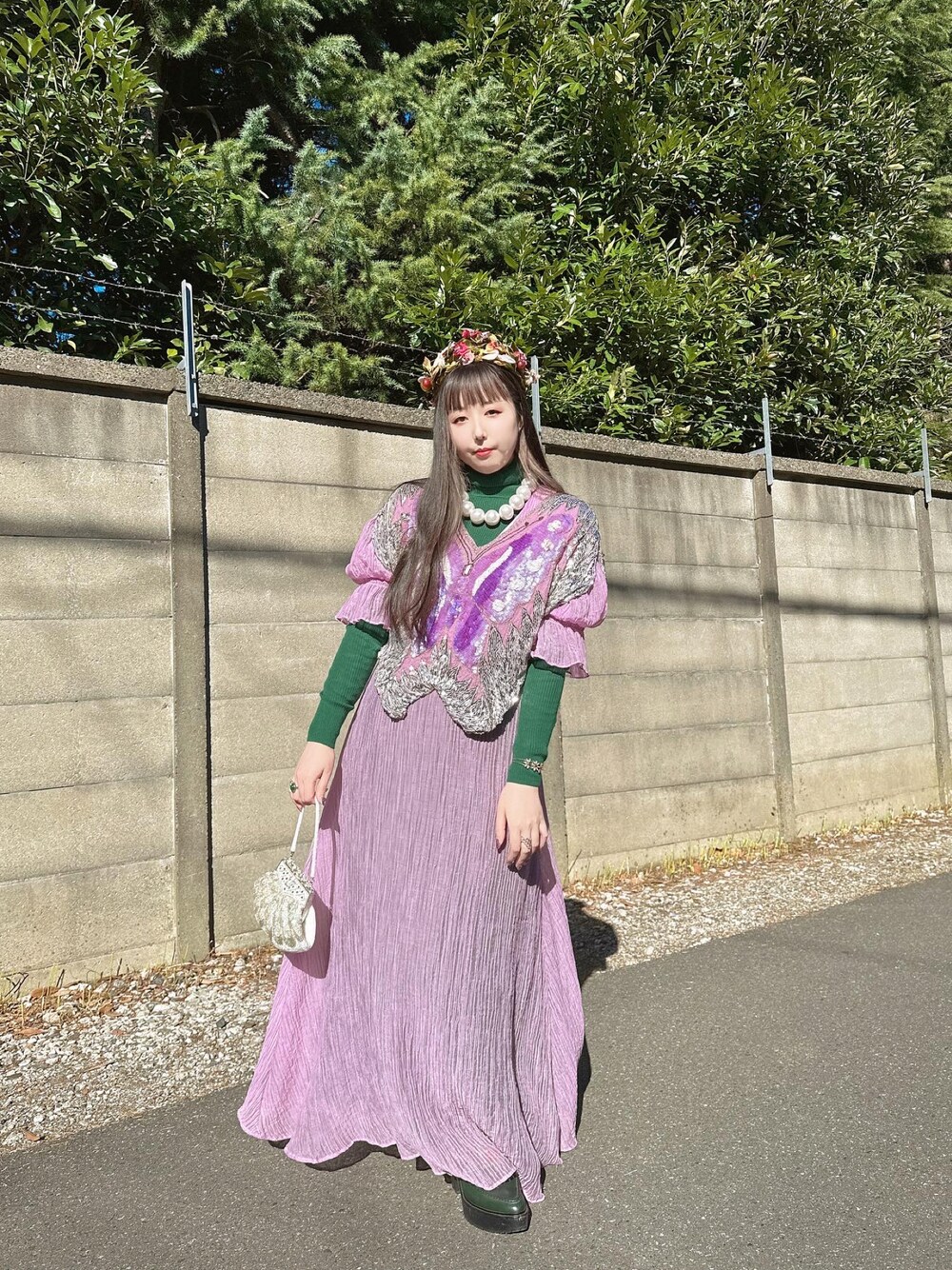 「秋のコーデ、休日コーデ、ootd、レイヤードスタイル、ワンピース、古着、ビーズバッグ、アンティーク、ビンテージ、古着好きな人と繋がりたい、お洒落さんとつながりたい、いいね、save、フォローお願いします🤑、instagram、インスタフォローしてね！」｜「VINTAGEの総スパンコール蝶々柄トップス（トップス、パープル系）」を使った、ちゃんまみさん（レディース・163cm）の秋コーディネートの1枚目の写真