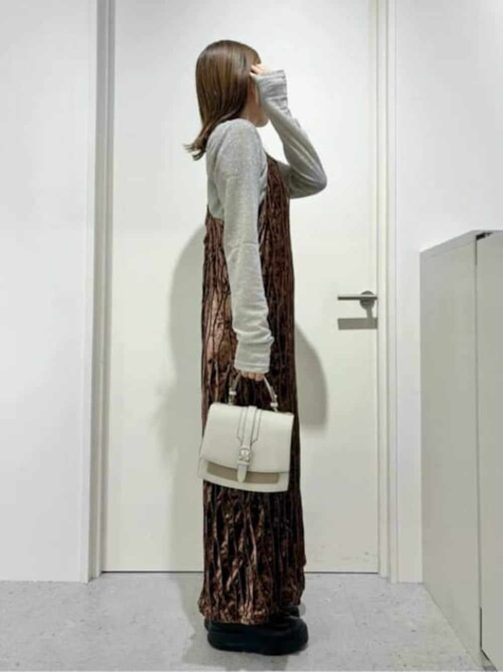 「ワンピース、ハンドバッグ、大人カジュアル、大人女子、大人かわいい、秋冬新作、andcouture、&chouette、ブラウンワンピース、アンドシュエット」｜「& chouetteのベルトデザイン バイカラーショルダーバッグ（ショルダーバッグ、ホワイト系）」を使った、&chouette（アンドシュエット）さん（レディース・160cm）の秋コーディネートの1枚目の写真