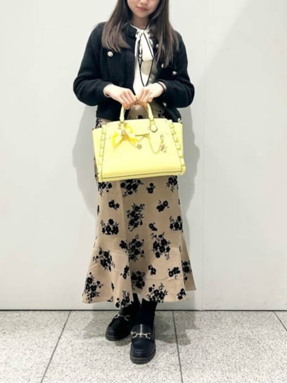「オタク、痛バッグ、オタ活、推し事、推しカラー、& chouette、andchouette、アンドシュエット、推し活コーデ」｜「& chouetteの※再入荷※《推し事バッグ》クリアポケット付きトートバッグ（ハンドバッグ、イエロー系）」を使った、&chouette（アンドシュエット）さん（レディース・160cm）の秋コーディネートの1枚目の写真