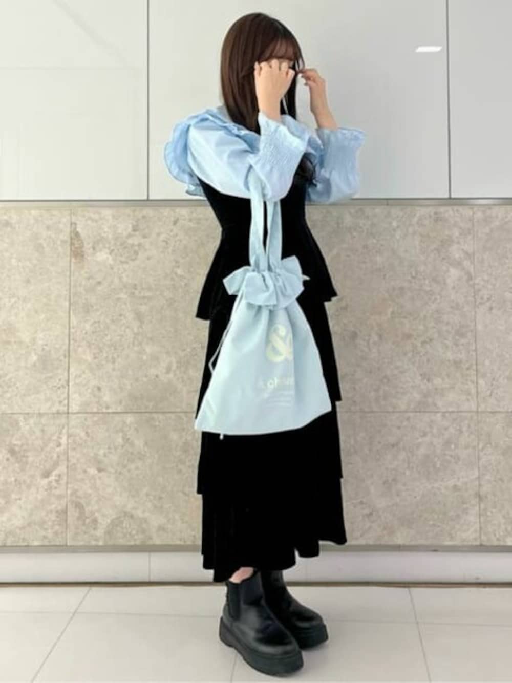 「カジュアル、大人カジュアル、水色、巾着バッグ、ライトブルー、巾着、&chouette、andchouette、&シュエット、アンドシュエット」｜「& chouetteの巾着トートバッグ（トートバッグ、ブルー系）」を使った、&chouette（アンドシュエット）さん（レディース・160cm）の秋コーディネートの1枚目の写真