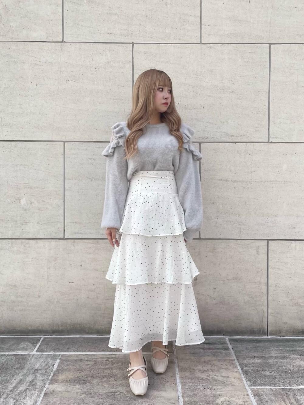 「デート、フェミニン、MAJESTIC LEGON、低身長、マジェスティックレゴン、大人ファッション、骨格ストレート、ブルべ冬」｜「MAJESTIC LEGONの【WEB限定XLサイズあり】レディギャザーストラップパンプス（パンプス、ホワイト系）」を使った、ちゃんみゆさん（レディース・147cm）の秋コーディネートの1枚目の写真