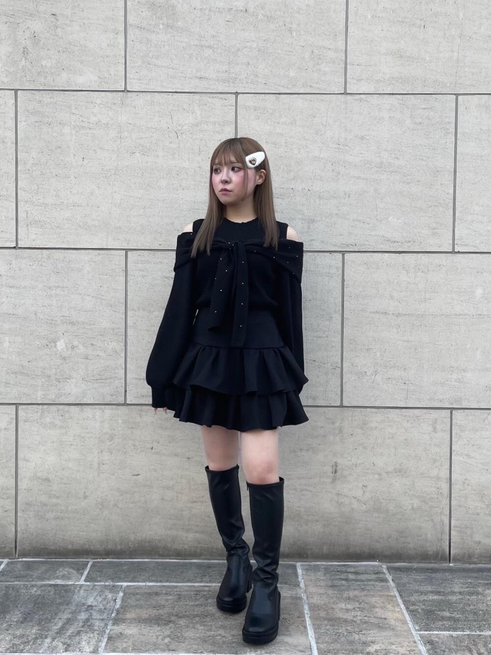 「デート、フェミニン、ミニ、MAJESTIC LEGON、低身長、カラーコーデ、マジェスティックレゴン、骨格ストレート、推し活、ブルべ冬」｜「MAJESTIC LEGONの☆盛れるストレッチロングブーツ（ブーツ、ブラック系）」を使った、ちゃんみゆさん（レディース・147cm）の秋コーディネートの1枚目の写真