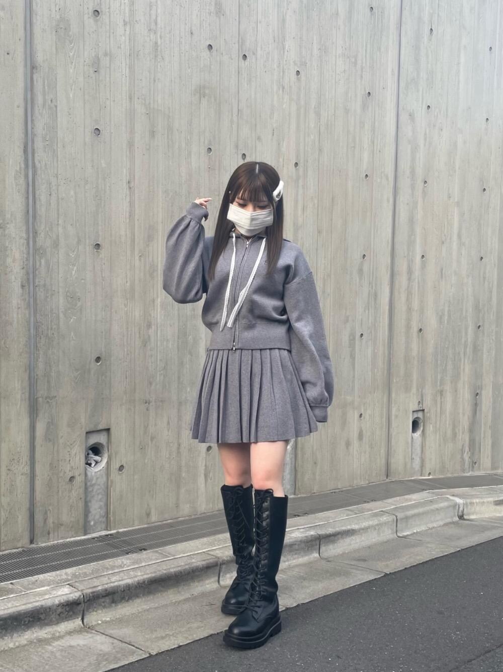 「カジュアル、ガーリー、フェミニン、ミニ、MAJESTIC LEGON、低身長、マジェスティックレゴン、韓国っぽ、骨格ストレート、ブルべ冬」｜「MAJESTIC LEGONのレースアップロングブーツ（ブーツ、ブラック系）」を使った、ちゃんみゆさん（レディース・148cm）の冬コーディネートの1枚目の写真
