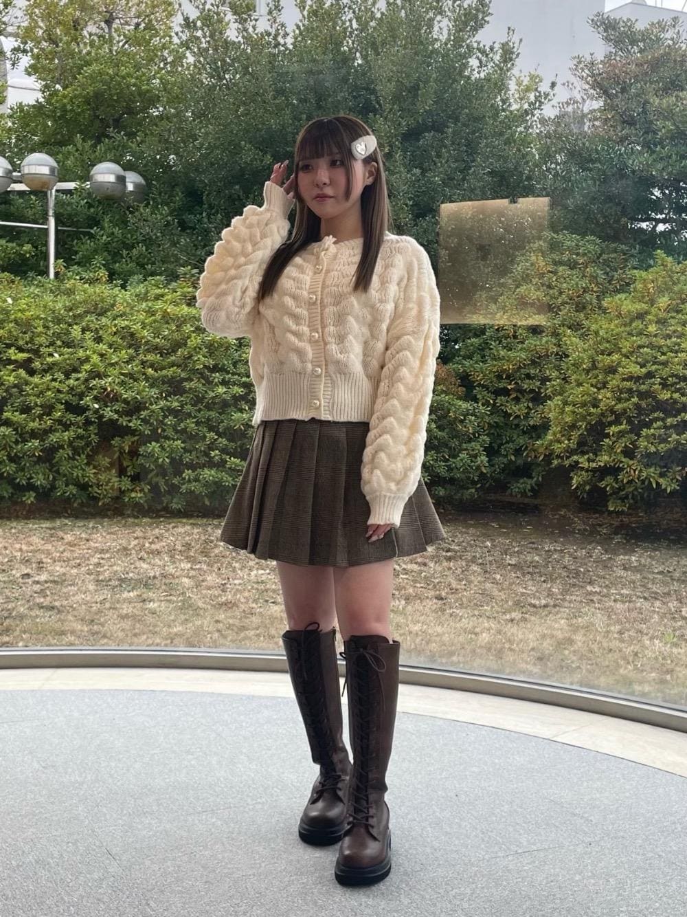 「ガーリー、ミニ、MAJESTIC LEGON、低身長、マジェスティックレゴン、骨格ストレート、ブルべ冬、フェミニン 」｜「MAJESTIC LEGONのベルトセットプリーツミニスカパン（スカート、ブラウン系）」を使った、ちゃんみゆさん（レディース・148cm）の冬コーディネートの1枚目の写真