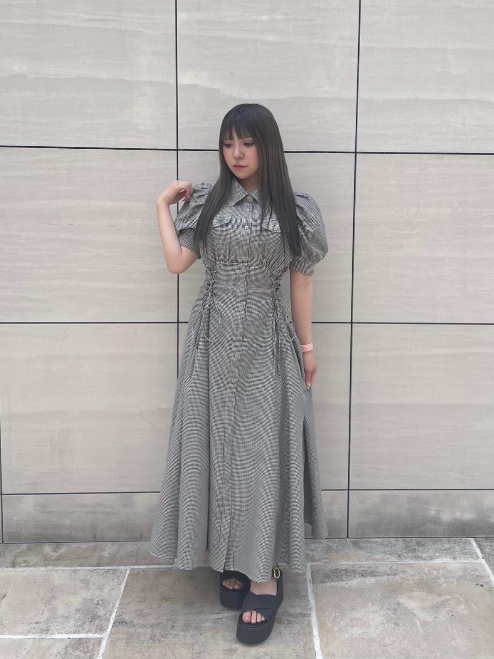 「デート、MAJESTIC LEGON、低身長、マジェスティックレゴン、大人ファッション、骨格ストレート、ブルべ冬、フェミニン 」｜「MAJESTIC LEGONの厚底クロスボリュームサンダル（サンダル、ブラック系）」を使った、ちゃんみゆさん（レディース・148cm）の春コーディネートの1枚目の写真