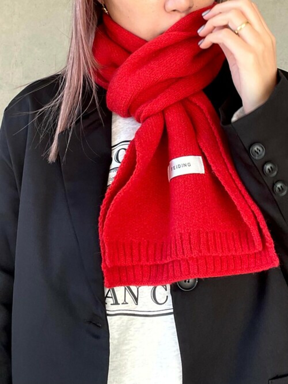 「マフラー、ニットマフラー、マフラーコーデ」｜「Girly Dollのベーシックカラバリシンプルマフラー（マフラー、レッド系）」を使った、Ulyssesさん（レディース・167cm）の冬コーディネートの1枚目の写真