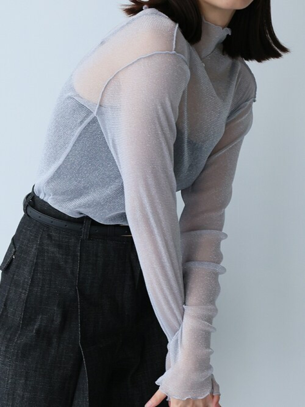 シルバー系のTシャツ/カットソーを着用したレディースの春コーディネートの1枚目の写真