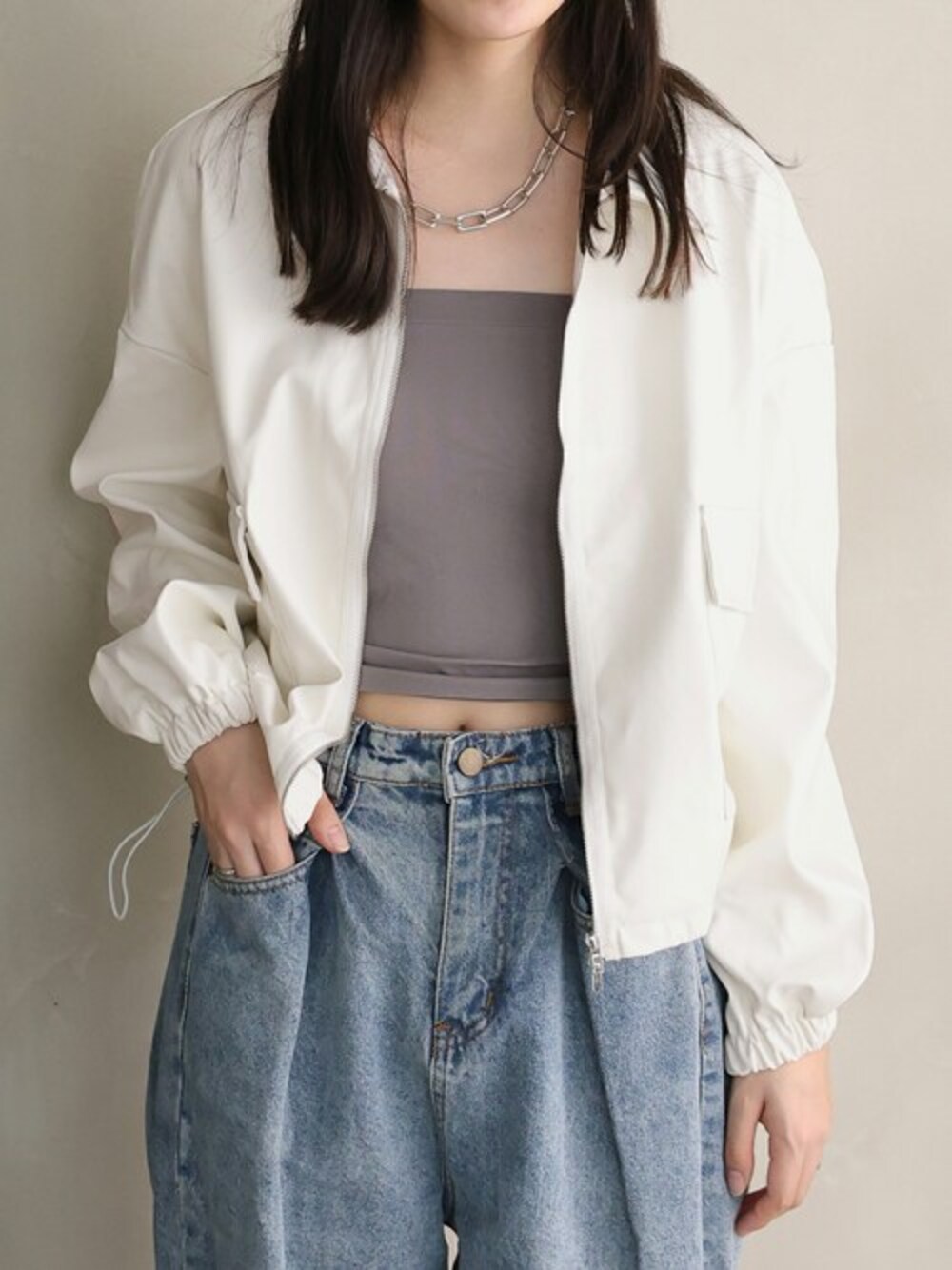 「シャツジャケット、春アウター、フェイクレザー、レザーシャツ、エコレザー、ユニセックスコーデ」｜「Ulyssesのフェイクレザーブルゾン（ブルゾン、ホワイト系）」を使った、Ulyssesさん（レディース・155cm）の春コーディネートの1枚目の写真