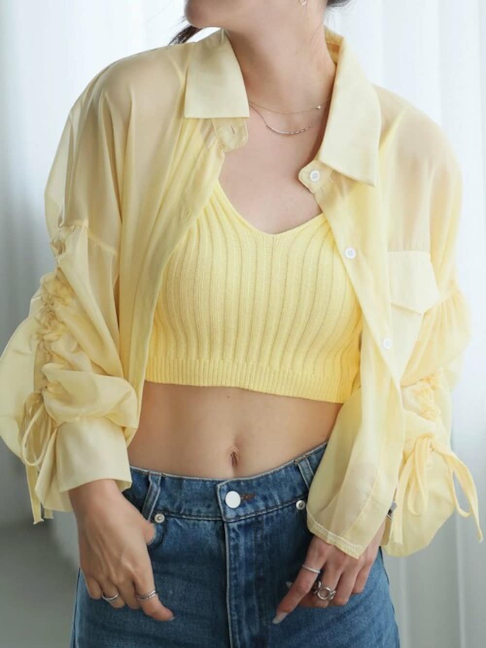 「セットアップ、春アウター、キャミソール、羽織り、シアーシャツ、春夏コーデ、セットアップスタイル、シアートップス」｜「LAFFMOのギャザーリボンスリーブシアーブラウス＋キャミソール　セットアップ（アンサンブル、イエロー系）」を使った、Ulyssesさん（レディース・155cm）の春コーディネートの1枚目の写真