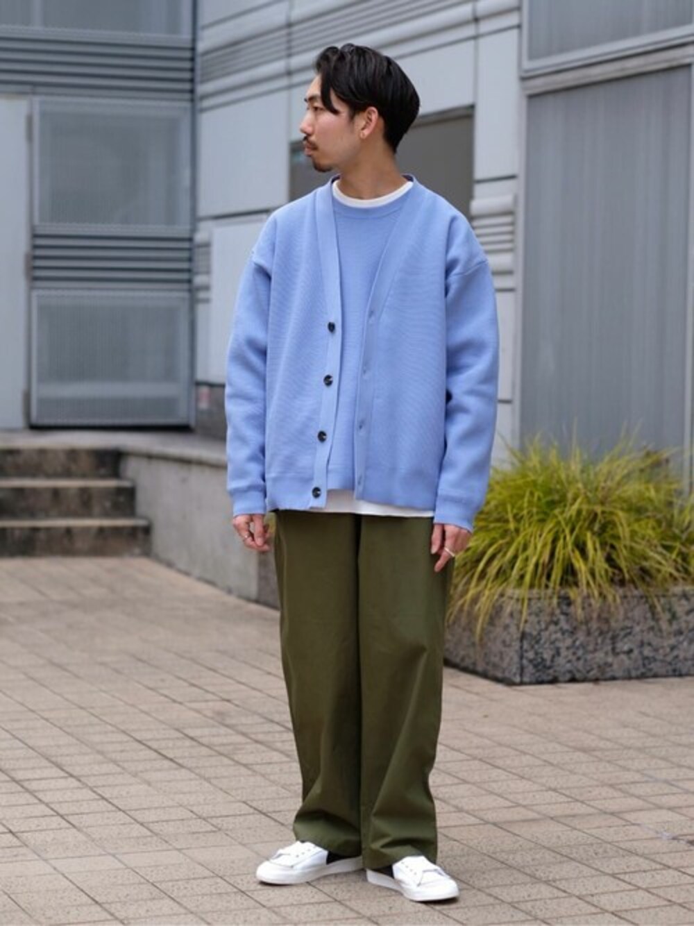 ブルー系のカーディガン/ボレロ、ホワイト系のTシャツ/カットソー、ブルー系のニット/セーターを着用したメンズの冬コーディネートの1枚目の写真