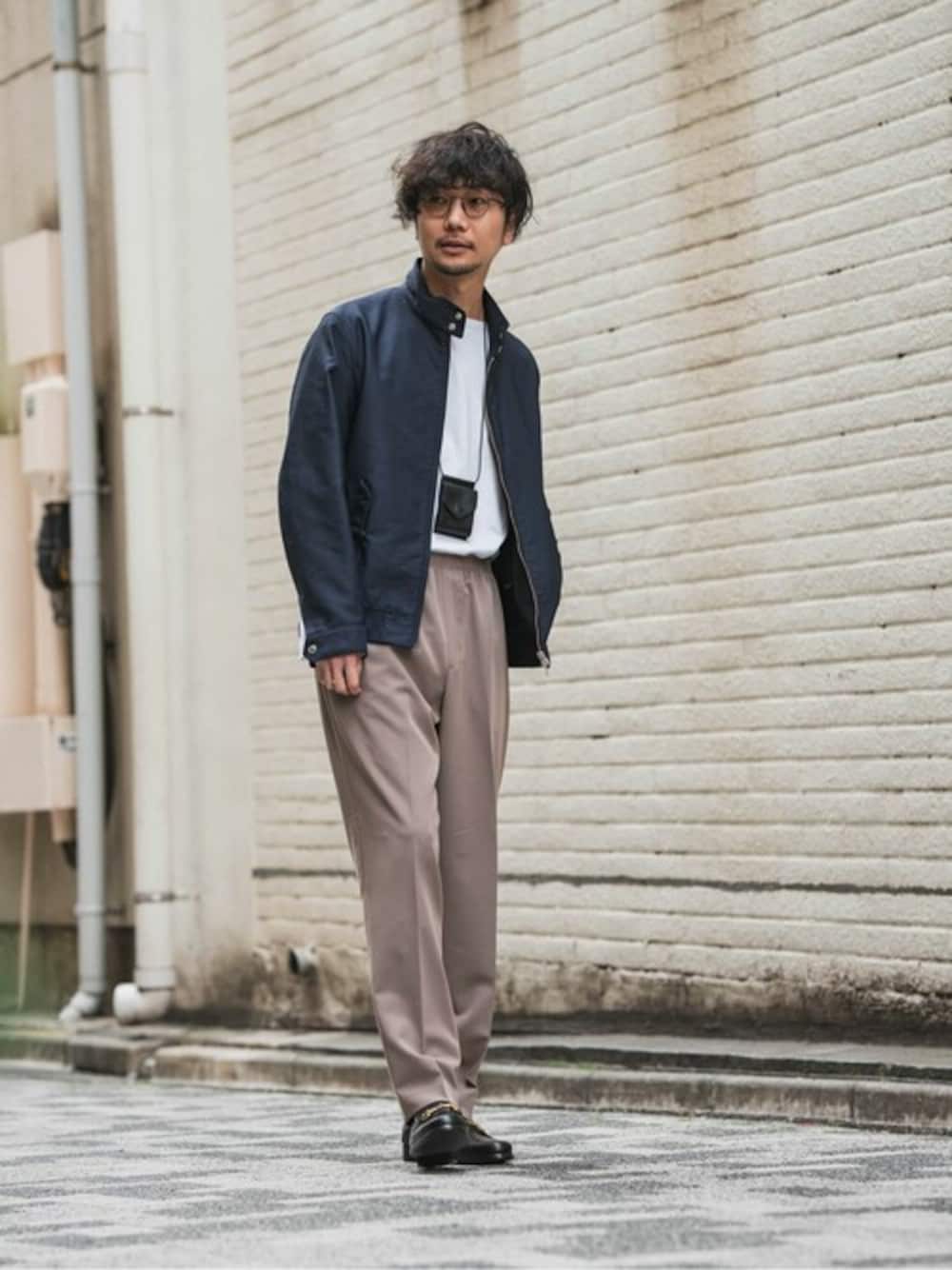 ブルー系のブルゾン、ホワイト系のTシャツ/カットソー、グレー系のその他パンツを着用したメンズの春コーディネートの1枚目の写真