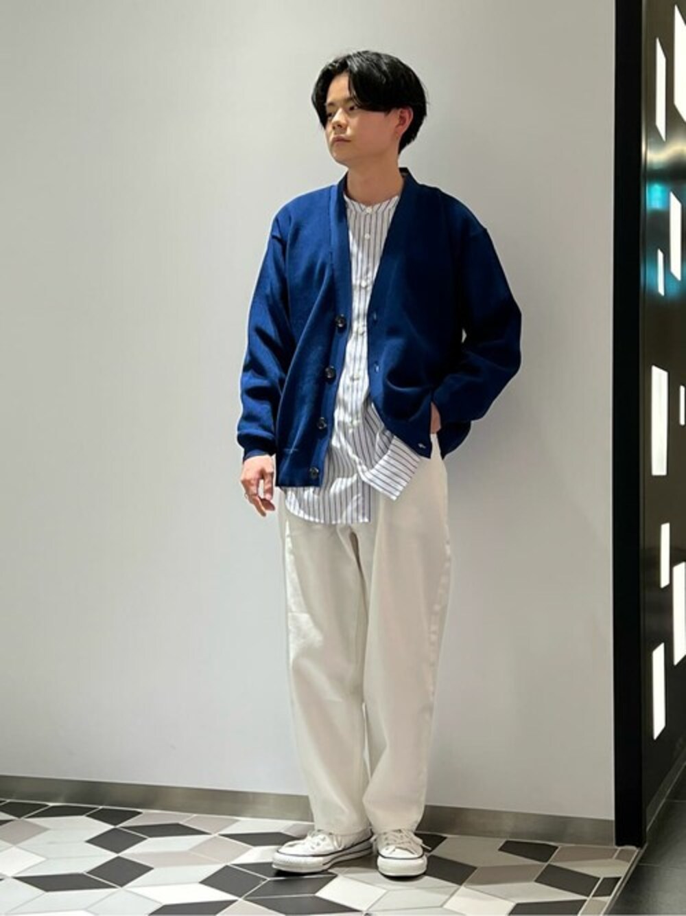 ブルー系のシャツ/ブラウス、ホワイト系のその他パンツ、ホワイト系のスニーカーを着用したメンズの春コーディネートの1枚目の写真