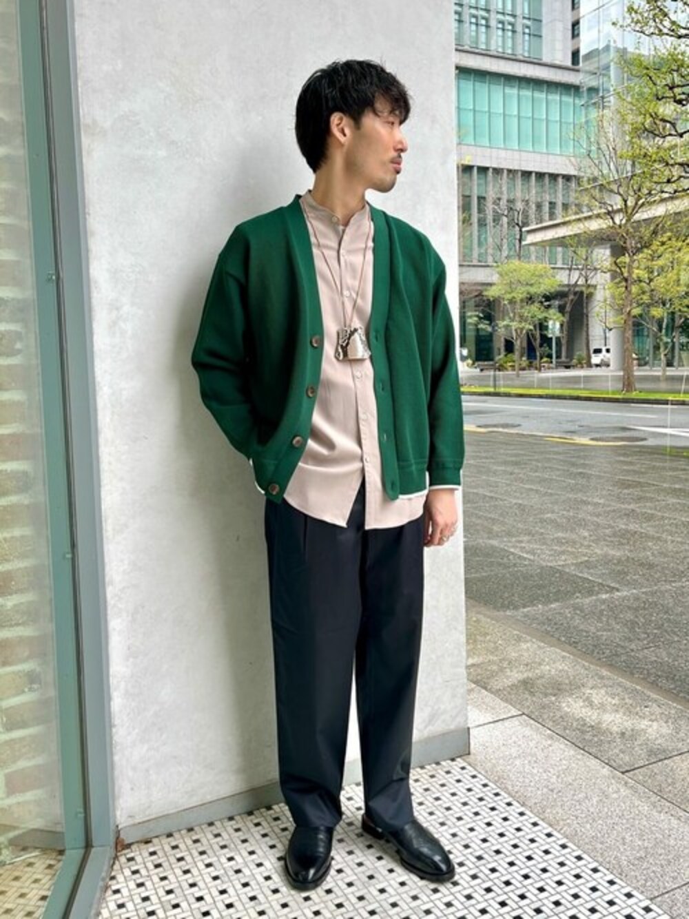 グリーン系のカーディガン/ボレロ、ベージュ系のシャツ/ブラウスを着用したメンズの春コーディネートの1枚目の写真