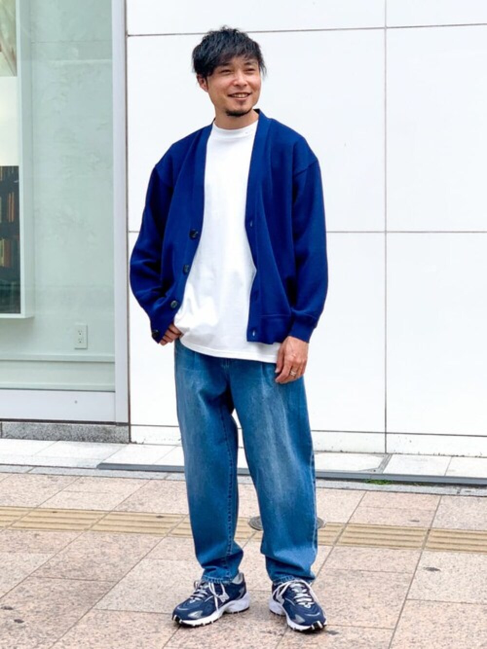 ブルー系のカーディガン/ボレロ、ホワイト系のTシャツ/カットソー、ブルー系のデニムパンツを着用したメンズの春コーディネートの1枚目の写真