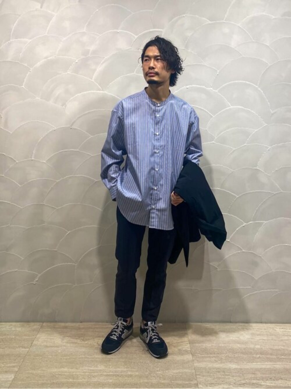 ブルー系のシャツ/ブラウス、ブルー系のその他パンツ、ブラック系のステンカラーコートを着用したメンズの春コーディネートの1枚目の写真