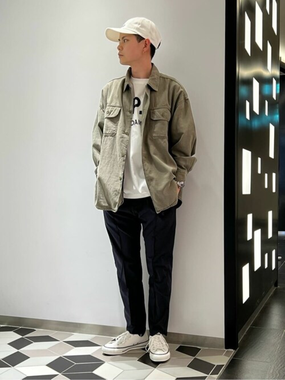 グリーン系のシャツ/ブラウス、ホワイト系のTシャツ/カットソー、ホワイト系のスニーカーを着用したメンズの春コーディネートの1枚目の写真