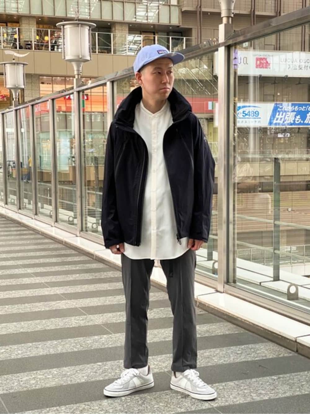 ホワイト系のシャツ/ブラウス、ブラック系のその他アウター、ブラック系のその他パンツを着用したメンズの春コーディネートの1枚目の写真