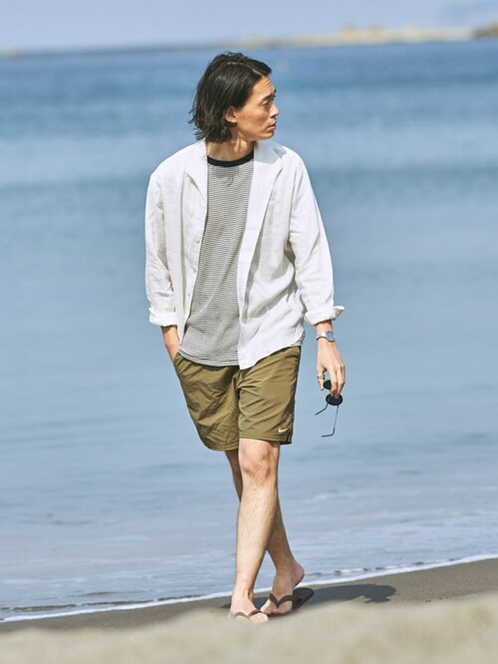 ブルー系のTシャツ/カットソー、グリーン系のその他パンツを着用したメンズの春コーディネートの1枚目の写真