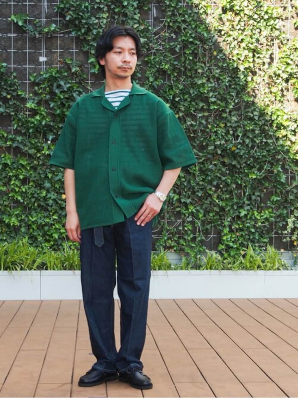 ブルー系のデニムパンツ、グリーン系のシャツ/ブラウス、ブラック系のその他シューズを着用したメンズの夏コーディネートの1枚目の写真