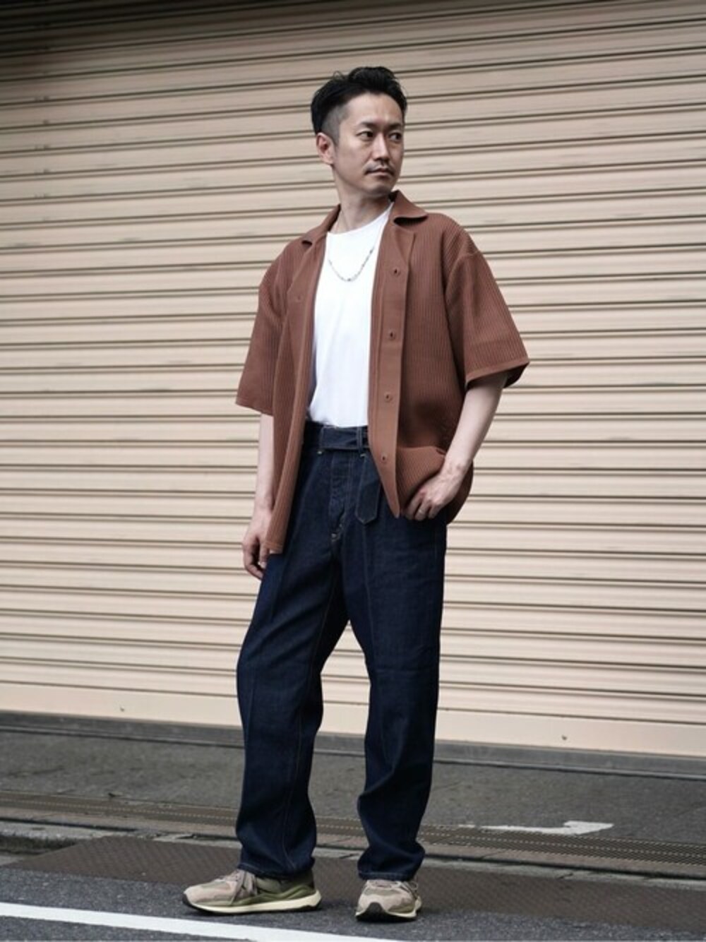 ブラウン系のシャツ/ブラウス、ブルー系のデニムパンツ、ホワイト系のTシャツ/カットソーを着用したメンズの夏コーディネートの1枚目の写真