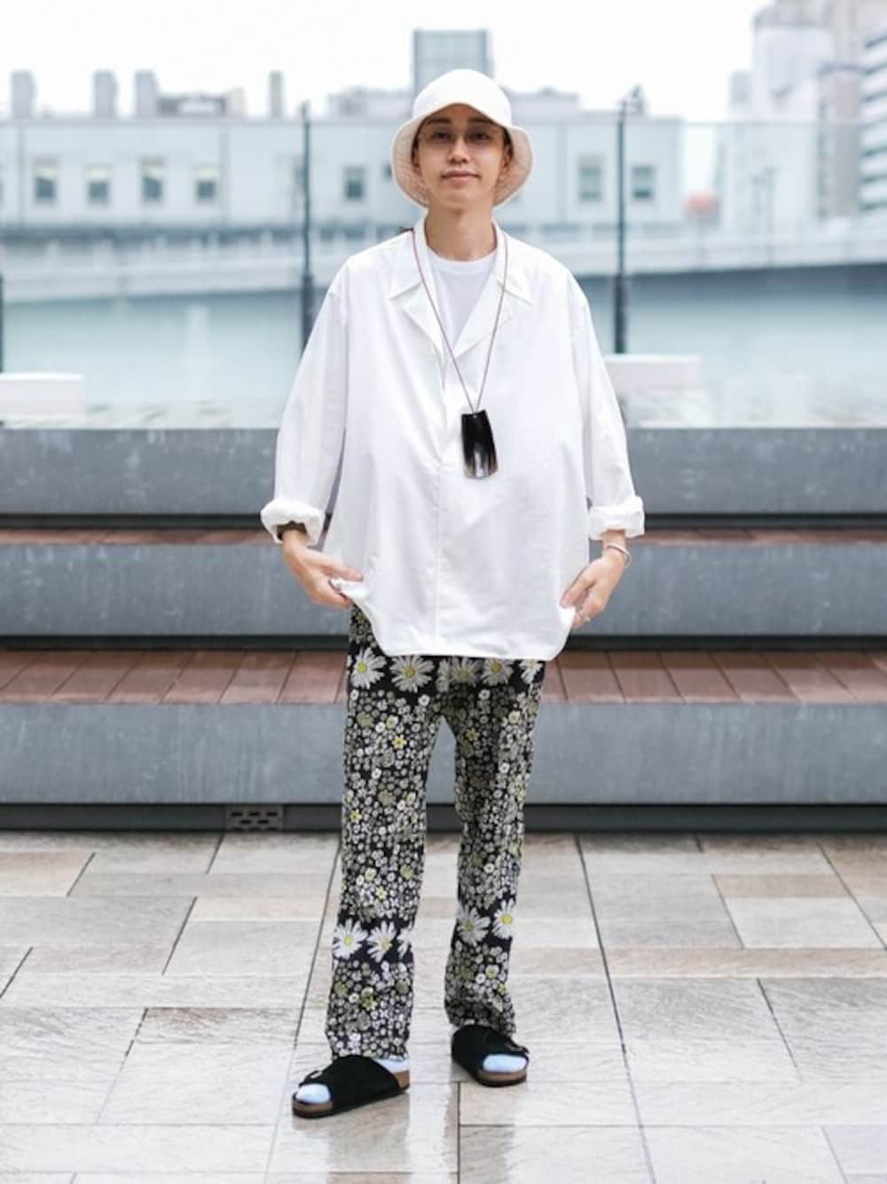 ホワイト系のTシャツ/カットソー、ブラック系のその他パンツ、ブラック系のサンダルを着用したメンズの夏コーディネートの1枚目の写真