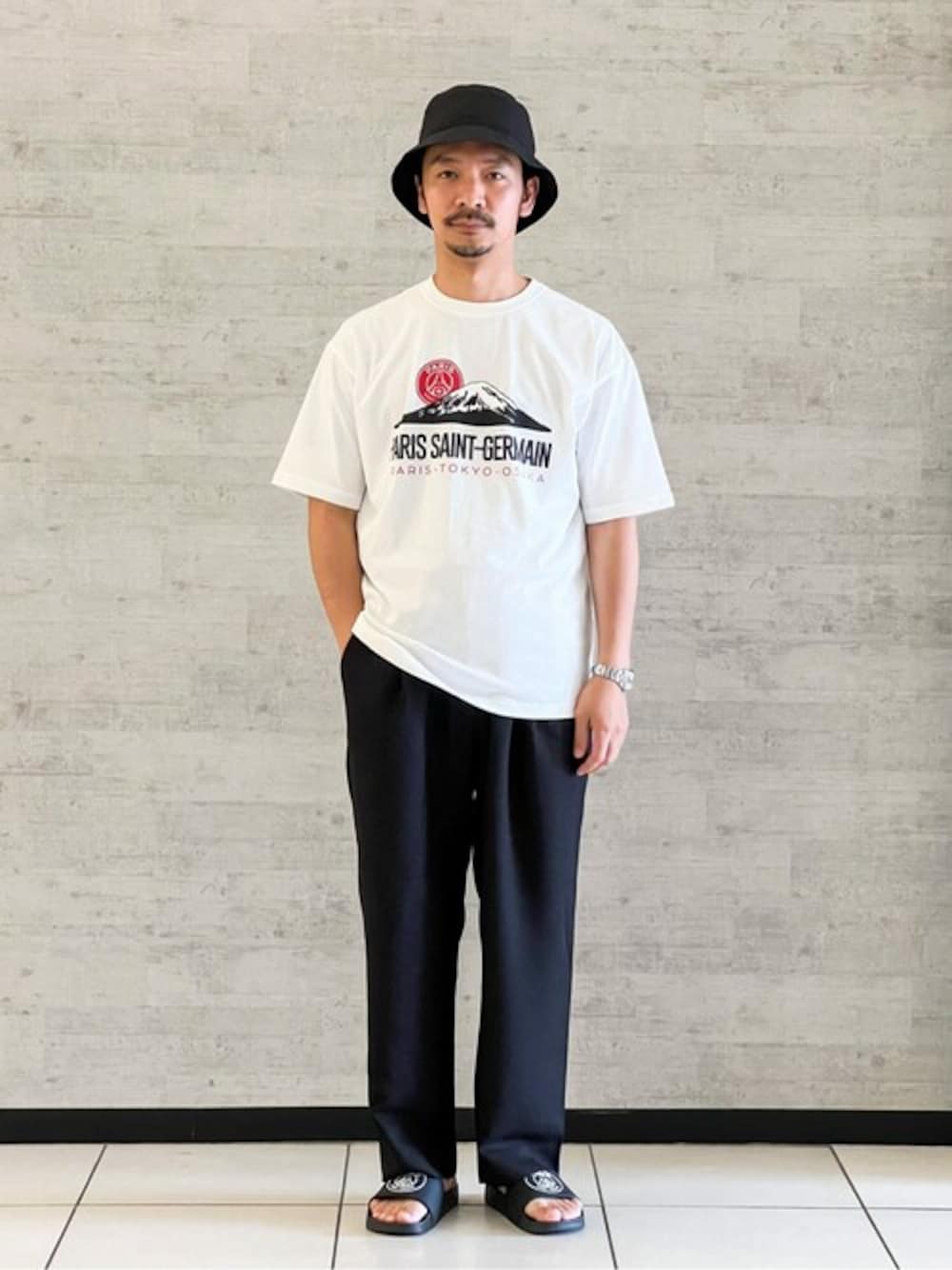 ホワイト系のTシャツ/カットソー、ブラック系のサンダルを着用したメンズの夏コーディネートの1枚目の写真