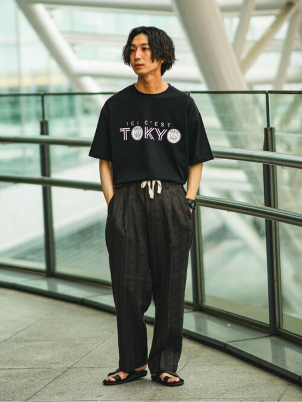 ブラック系のTシャツ/カットソー、その他のその他パンツ、ブラック系のサンダルを着用したメンズの夏コーディネートの1枚目の写真