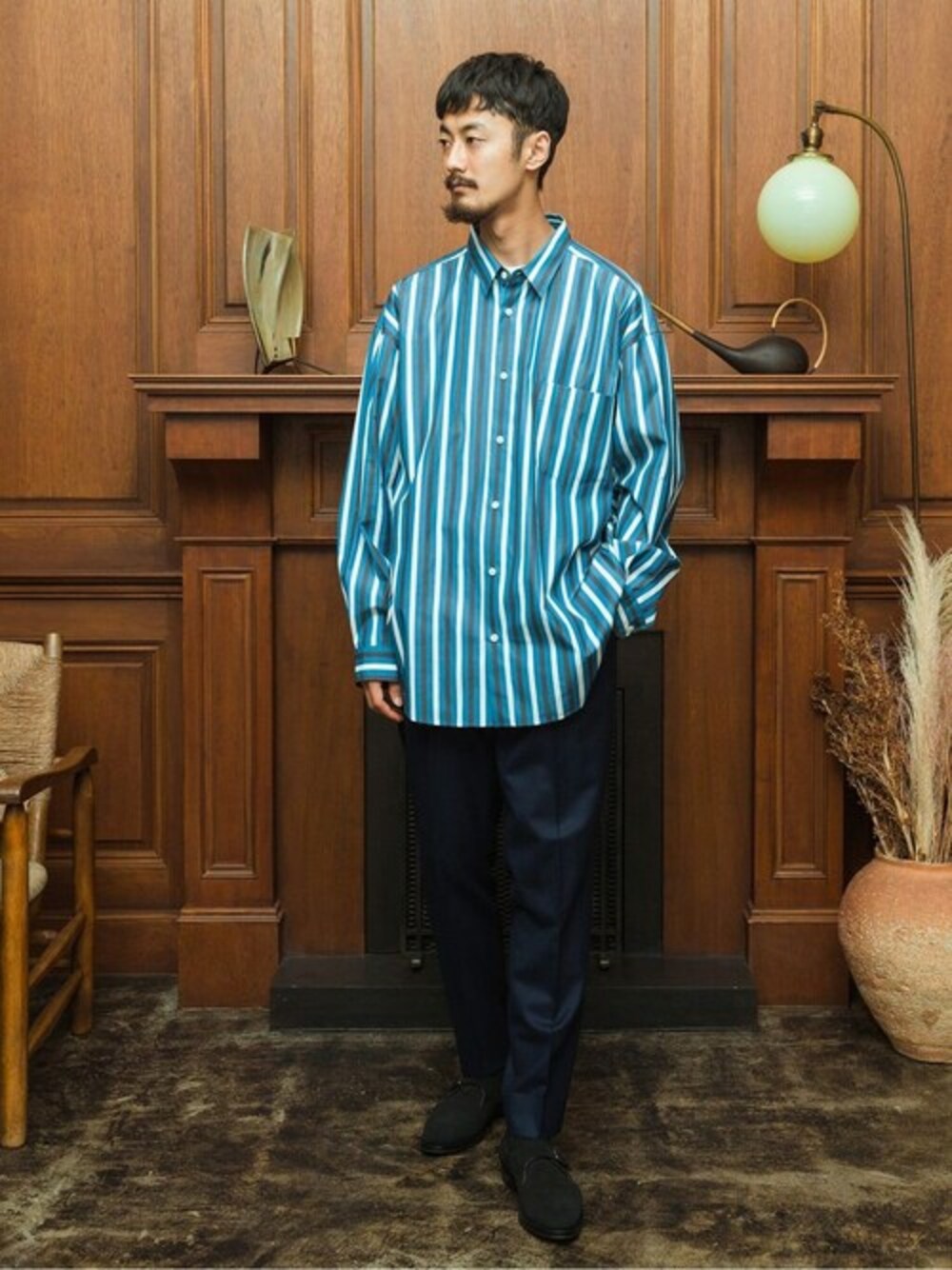 ブルー系のシャツ/ブラウス、ブルー系のスラックスを着用したメンズの夏コーディネートの1枚目の写真