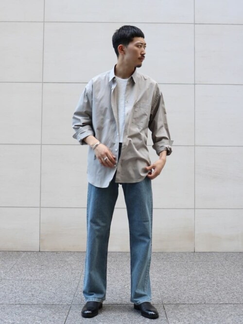 ベージュ系のシャツ/ブラウス、ブルー系のデニムパンツ、ホワイト系のTシャツ/カットソーを着用したメンズの夏コーディネートの1枚目の写真