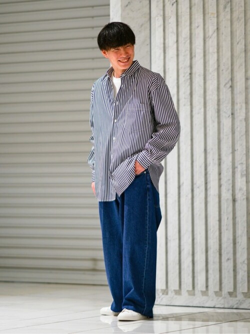 ブルー系のシャツ/ブラウス、ホワイト系のTシャツ/カットソー、ブルー系のデニムパンツを着用したメンズの夏コーディネートの1枚目の写真