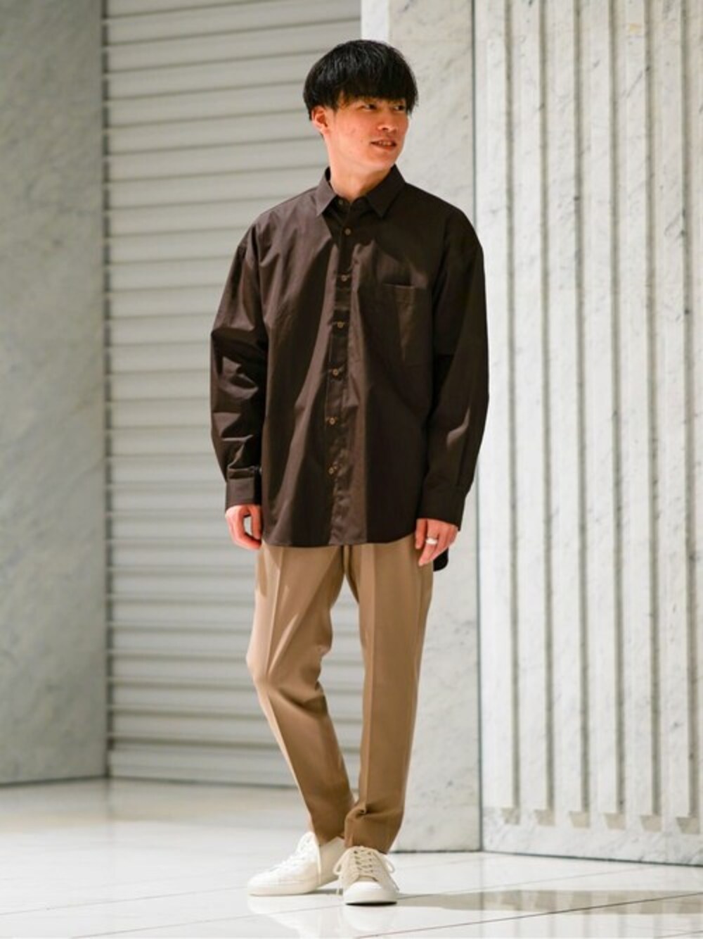 ブラウン系のシャツ/ブラウス、ベージュ系のその他パンツ、ホワイト系のスニーカーを着用したメンズの夏コーディネートの1枚目の写真