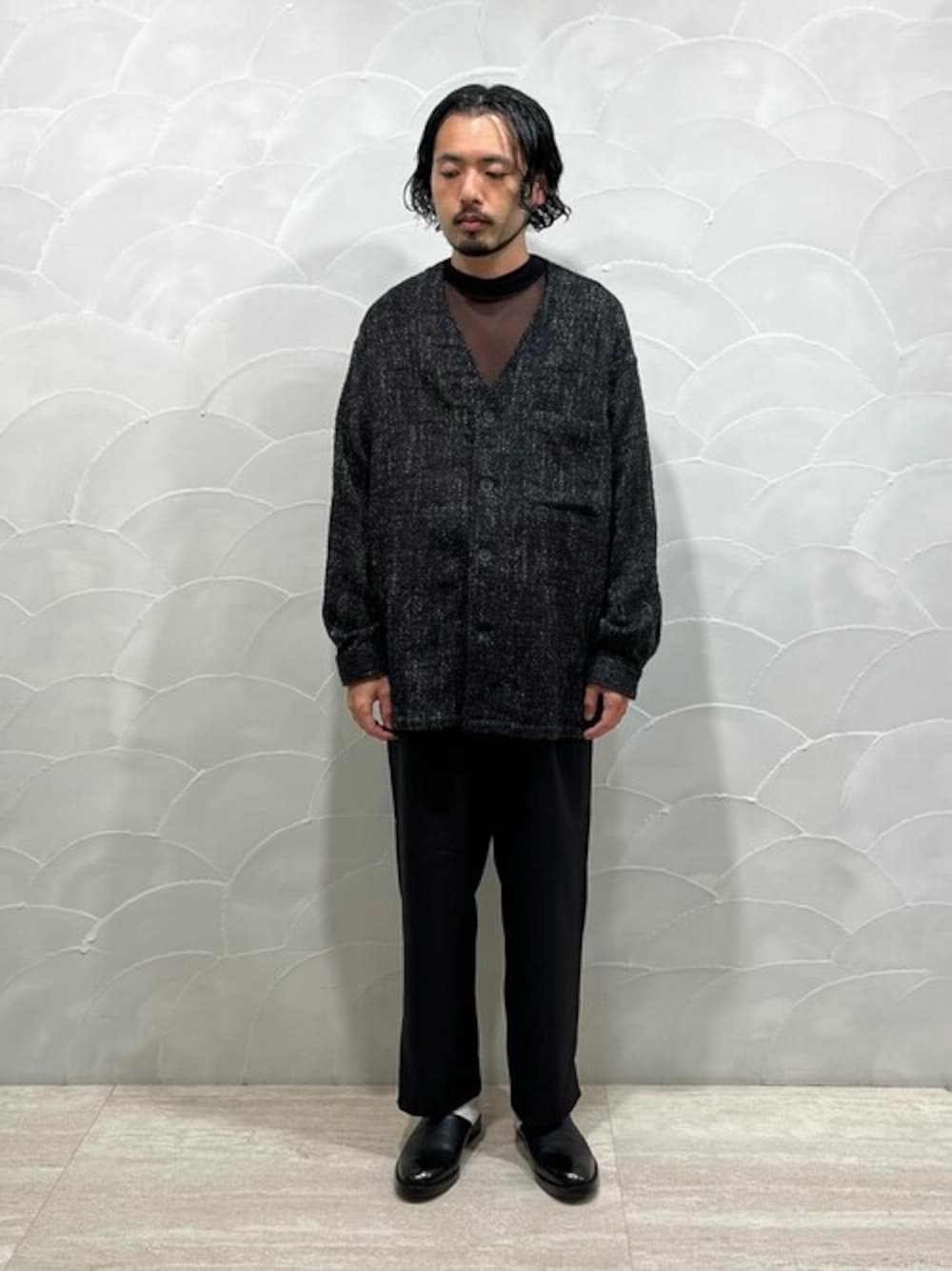 ブラック系のその他パンツ、ブラウン系のTシャツ/カットソーを着用したメンズの秋コーディネートの1枚目の写真