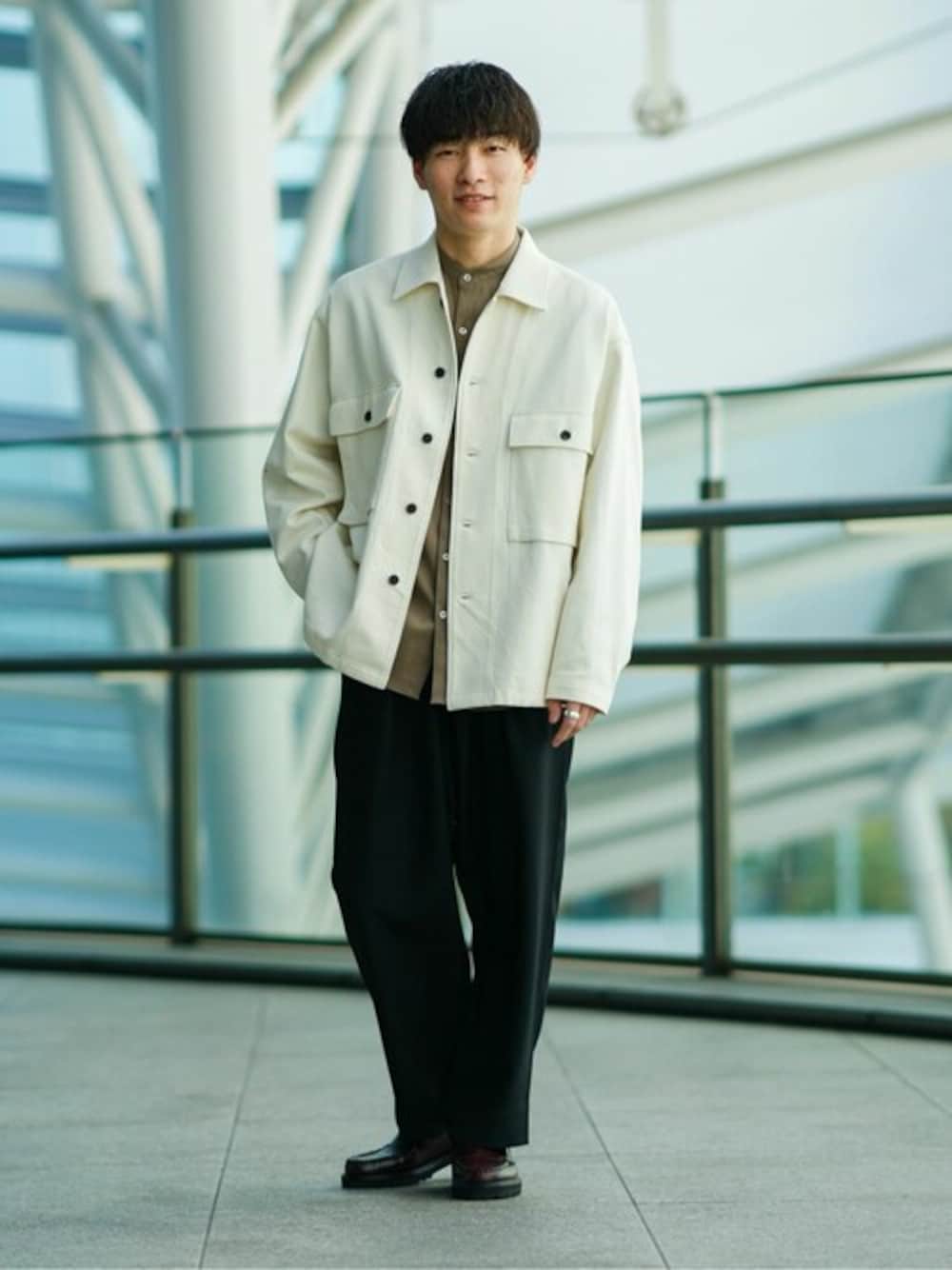 ブラック系のその他パンツ、グレー系のシャツ/ブラウス、ホワイト系のシャツ/ブラウスを着用したメンズの秋コーディネートの1枚目の写真