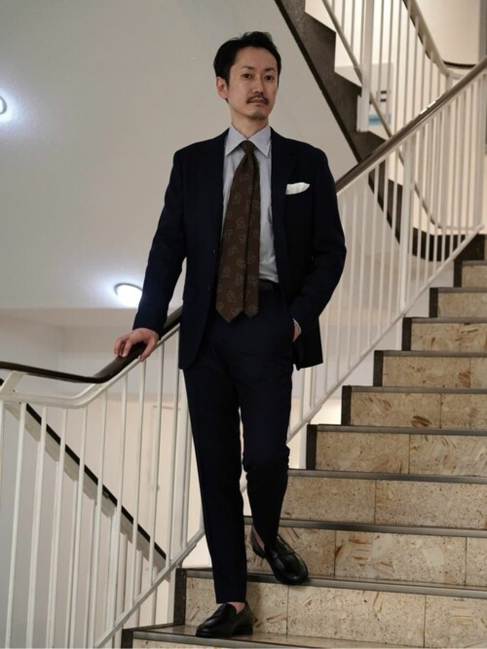 ブルー系のテーラードジャケット、ブルー系のスラックス、ブルー系のシャツ/ブラウスを着用したメンズの秋コーディネートの1枚目の写真