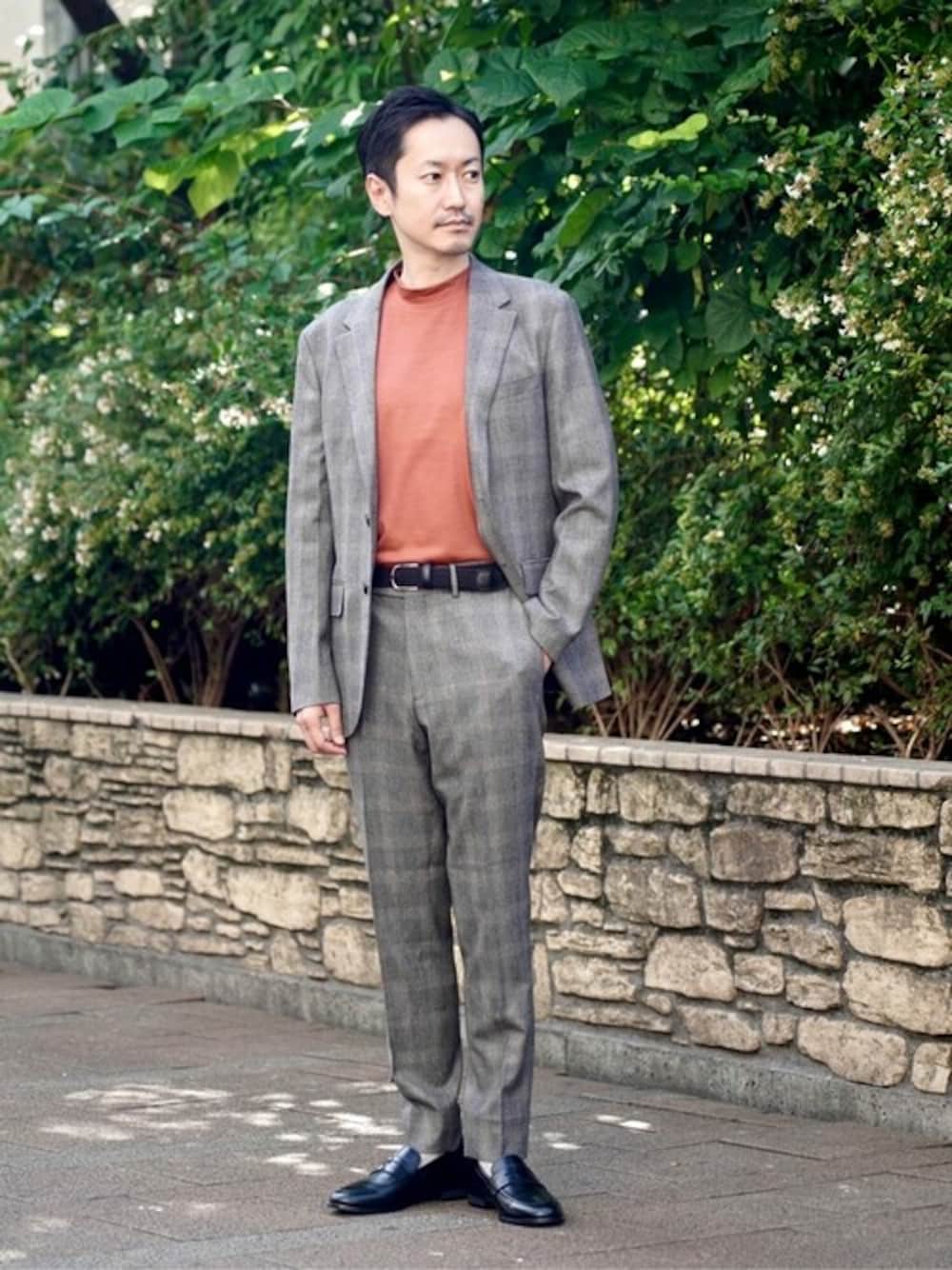 ベージュ系のテーラードジャケット、ベージュ系のスラックス、ブラック系のローファーを着用したメンズの秋コーディネートの1枚目の写真