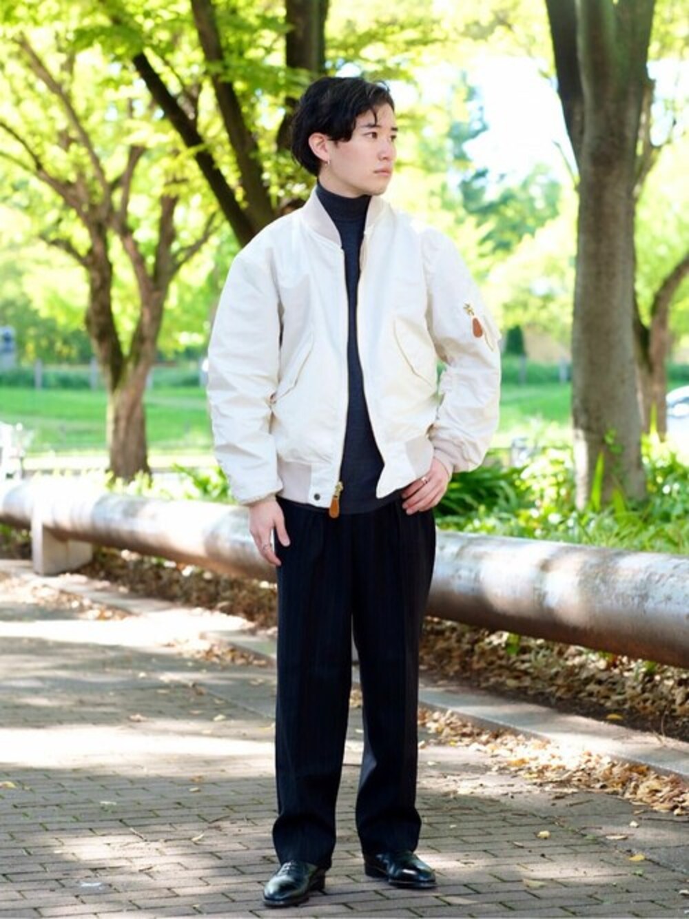 ホワイト系のブルゾン、グレー系のニット/セーター、ブラック系のその他パンツを着用したメンズの秋コーディネートの1枚目の写真