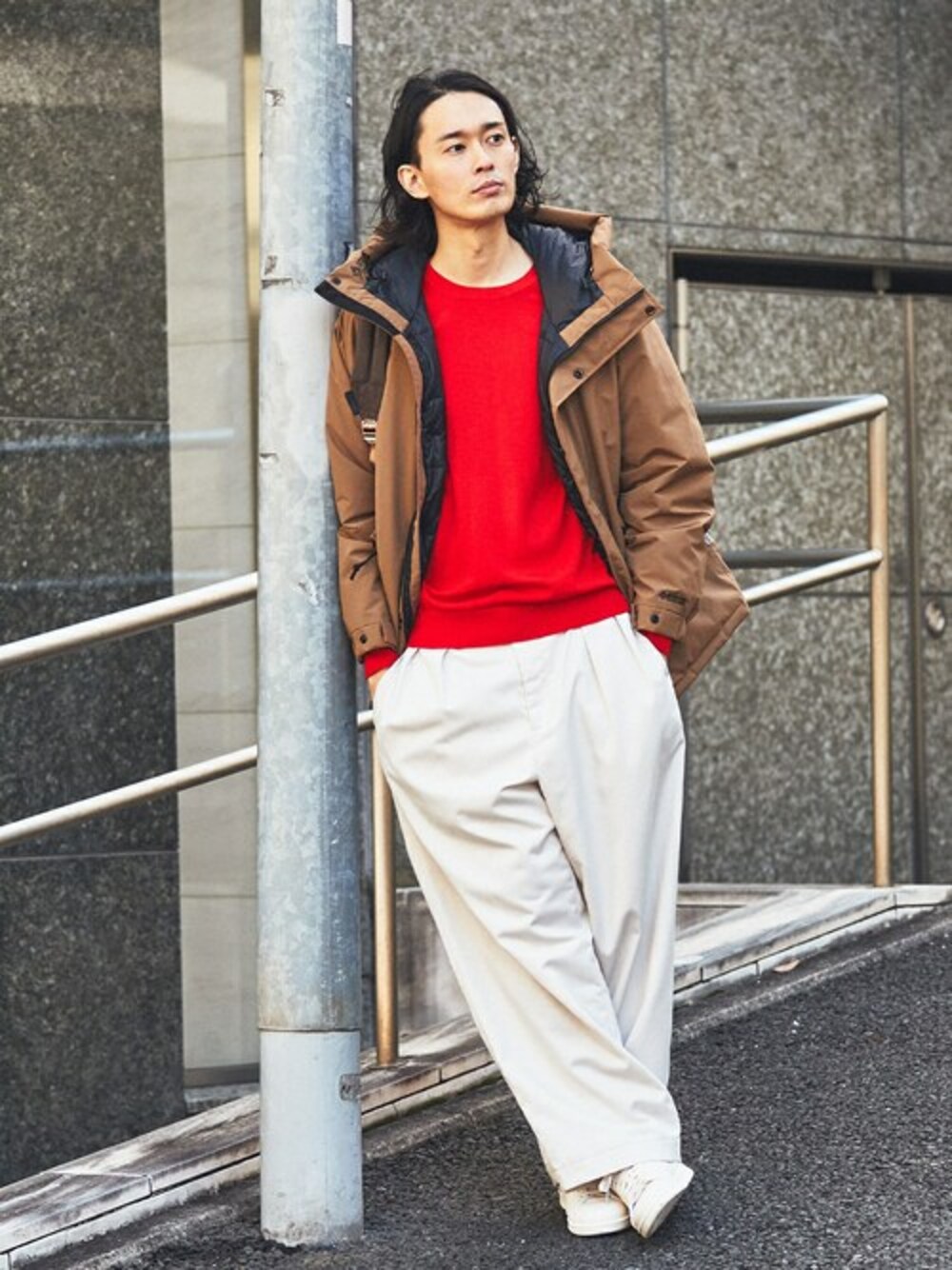 ベージュ系のダウンジャケット/コート、レッド系のニット/セーター、ホワイト系のスニーカーを着用したメンズの秋コーディネートの1枚目の写真