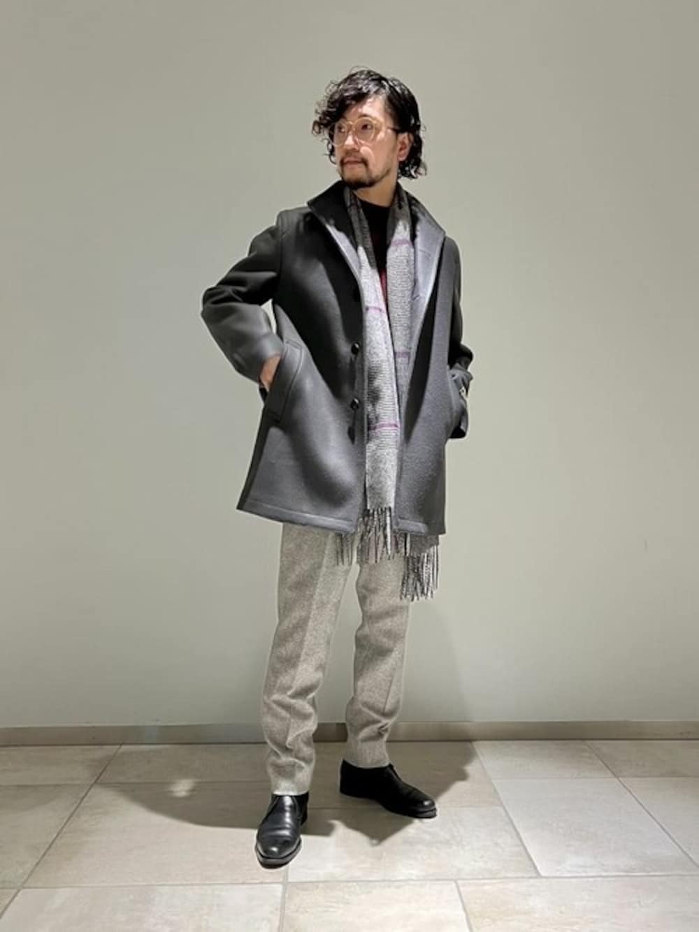 グレー系のその他アウター、グレー系のその他パンツ、レッド系のニット/セーターを着用したメンズの冬コーディネートの1枚目の写真