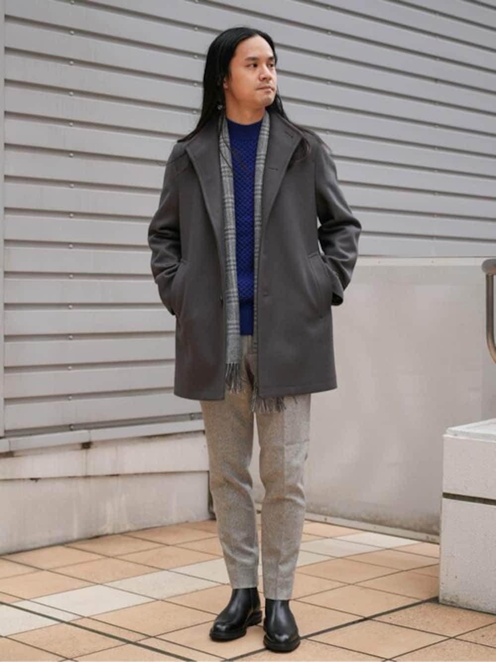 グレー系のその他アウター、ブルー系のニット/セーター、グレー系のその他パンツを着用したメンズの冬コーディネートの1枚目の写真