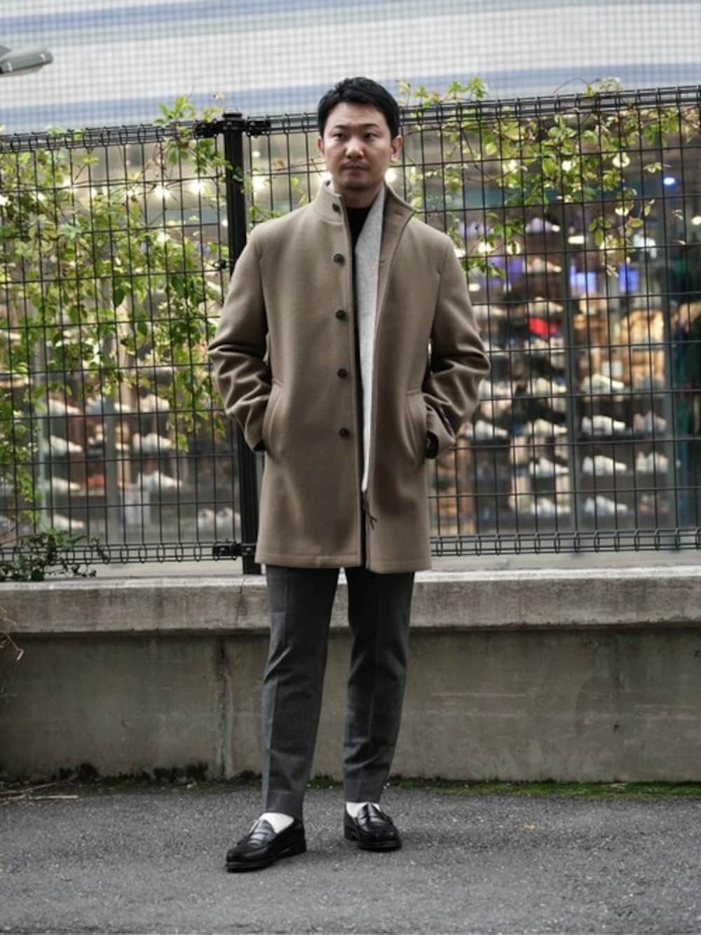 ベージュ系のその他アウター、ブラック系のニット/セーター、ブラック系のその他パンツを着用したメンズの冬コーディネートの1枚目の写真