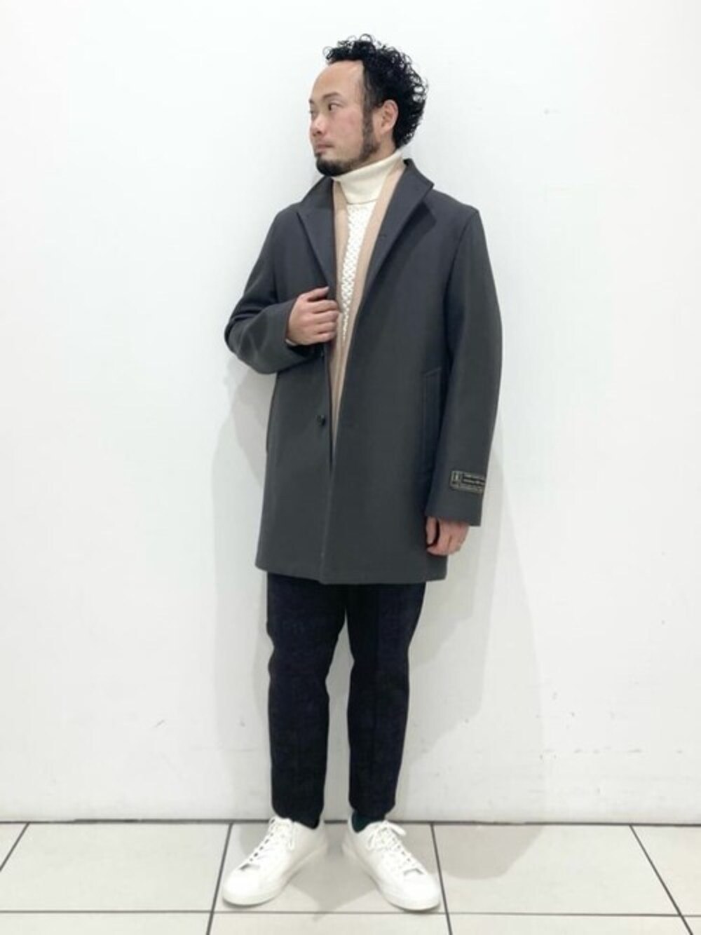 グレー系のその他アウター、ホワイト系のニット/セーター、ブルー系のその他パンツを着用したメンズの冬コーディネートの1枚目の写真